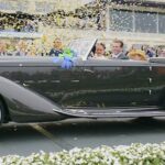 En klassisk bil visas upp på en racerbana. (AI text)