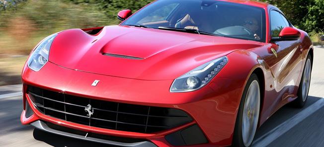 En röd Ferrari California kör nedför en väg. (AI text)