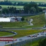 En racebil kör nedför en bana. (AI text)