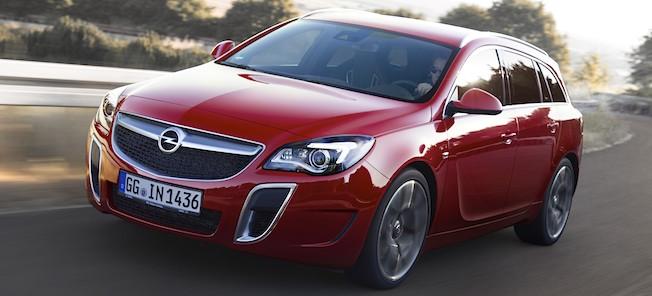 En röd Opel Astra kör nedför en väg. (AI text)