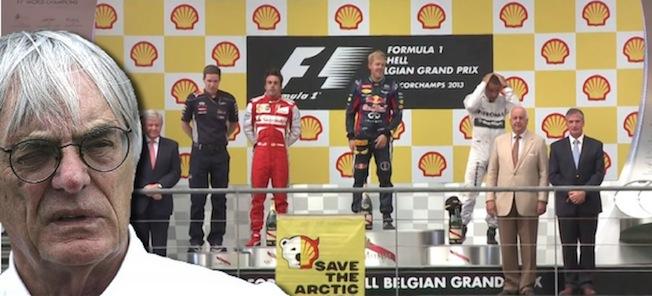 En man står på en podiet med en bil framför honom. (AI text)