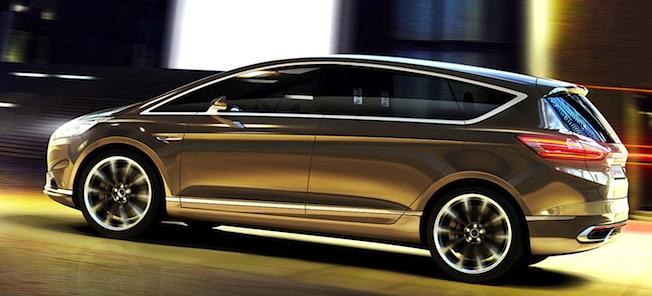 En bil körer nerför en stadsgata på natten. (AI text)