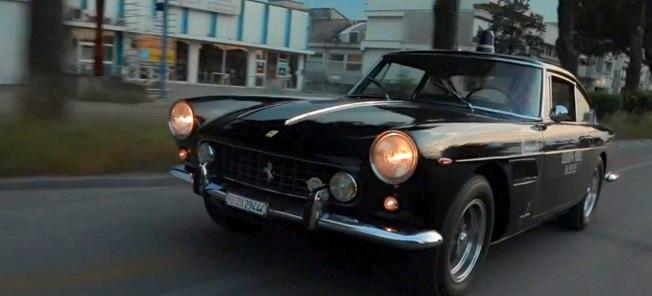 En svart bil kör nerför en gata. (AI text)