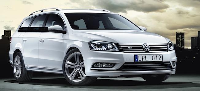 Volkswagen T5 parkerad framför en stad. (AI text)