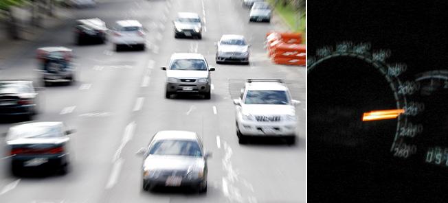 En bil körer längs vägen med en hastighetsmätare. (AI text)