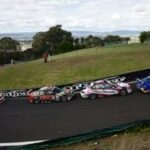 En racerbil kör nerför banan. (AI text)