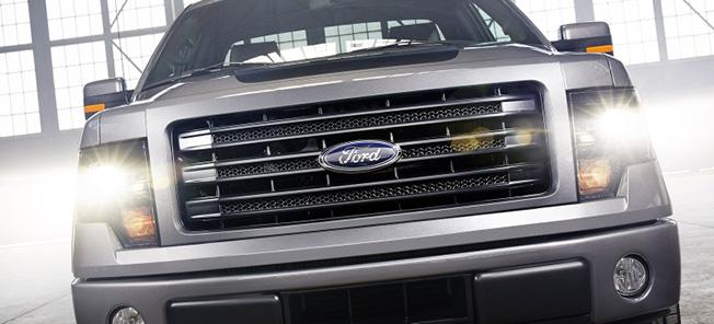 En Ford F-150 lastbil i en garage. (AI text)