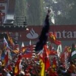 En skara människor på en racerbana (AI text)