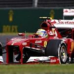 En Ferrari F1-bil kör ner längs en bana. (AI text)