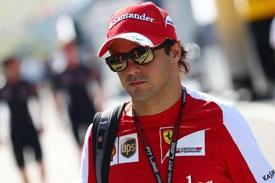 En Ferrari-förare promenerar längs banan. (AI text)