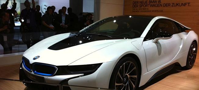 BMW I8-konceptbilen vid lanseringen av BMW I8 (AI text)