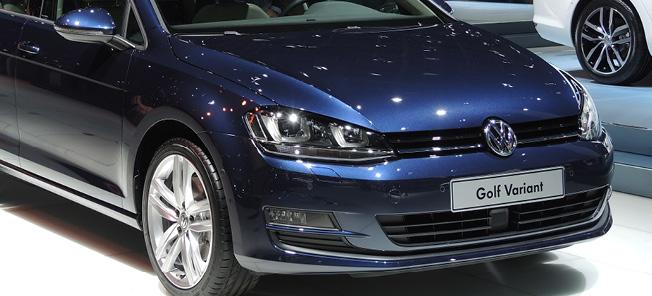 En Volkswagen Golf GTI visas på bilmässan. (AI text)