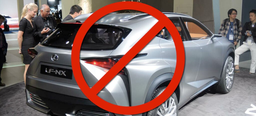 En bil visas upp på en bilsalong. (AI text)