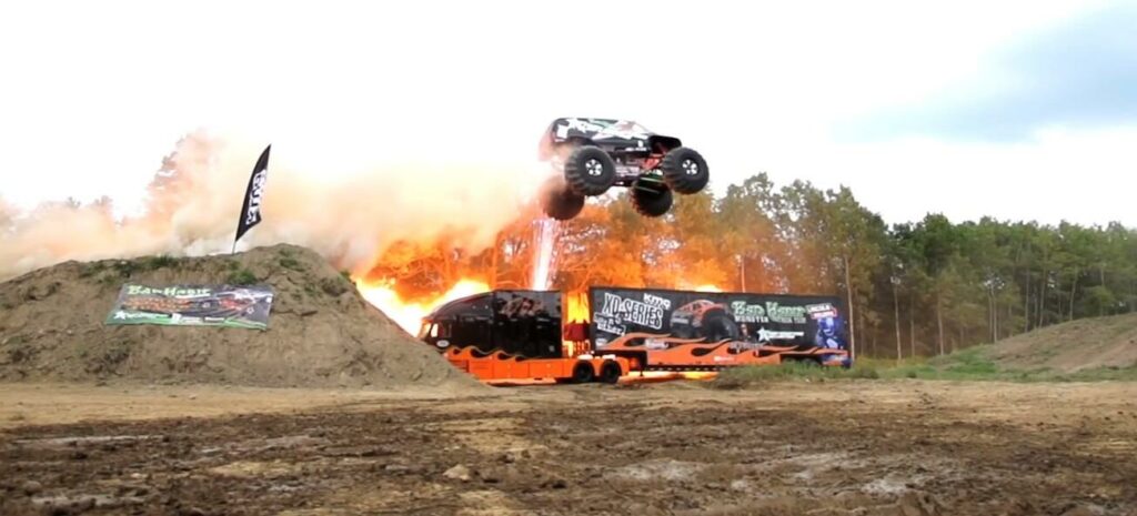 En person hoppas över en lastbil i en jordbruksmark. (AI text)