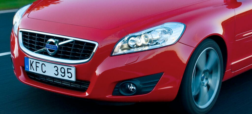 Volvo V40 kör längs vägen. (AI text)