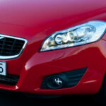 Volvo V40 kör längs vägen. (AI text)