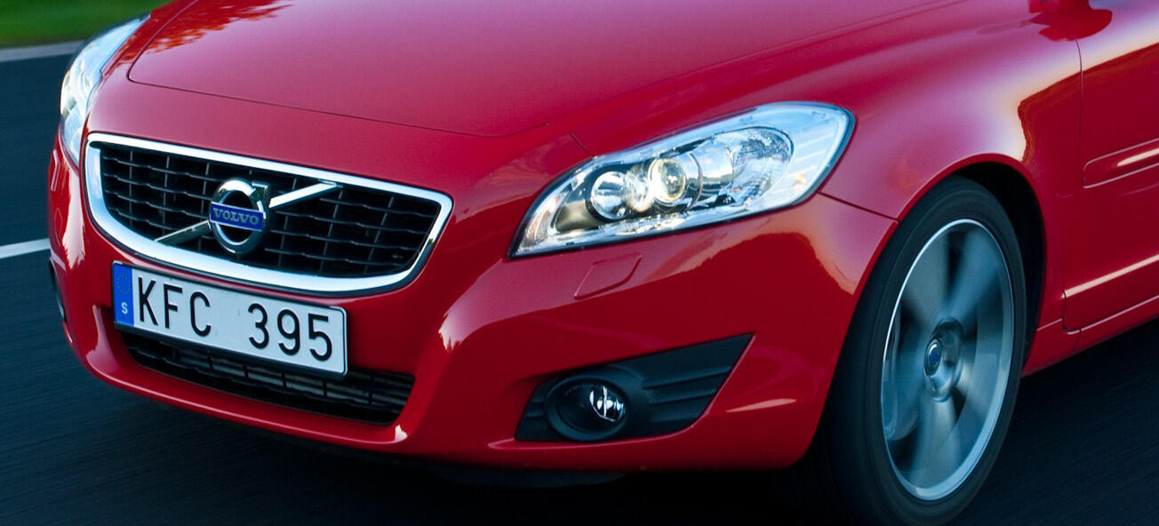 Volvo V40 kör längs vägen. (AI text)