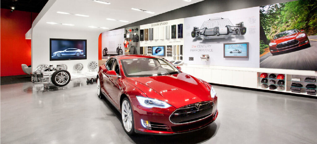 Tesla Model S på bilutställning (AI text)