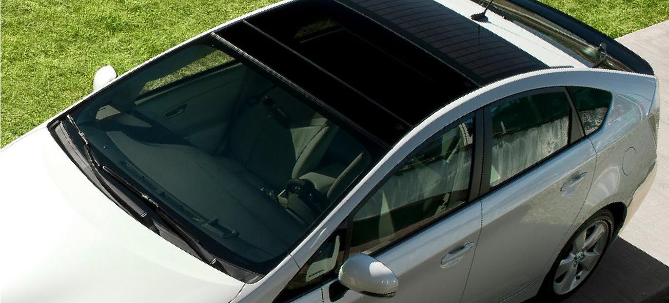 En vit bil står parkerad på en uppfart. (AI text)