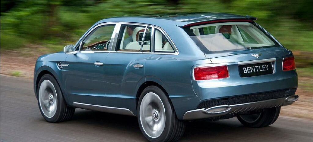 En Bentley SUV kör nedför en landsväg. (AI text)