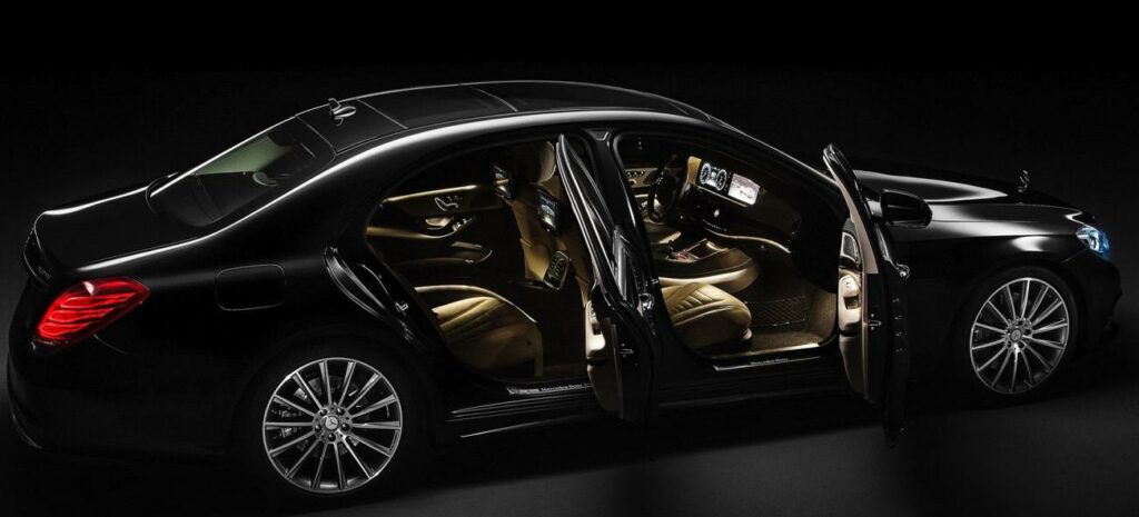 Mercedes-Benz S-class knuffades in i en parkeringsplats. (AI text)