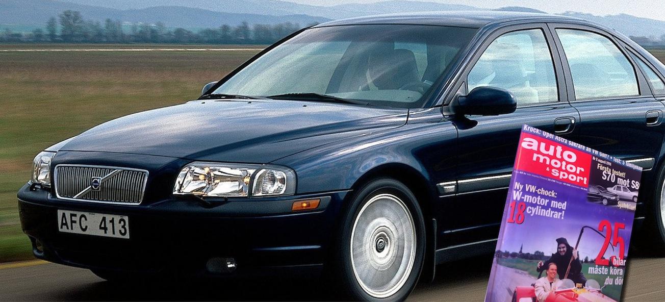 En bil kör nerför vägen. (AI text)