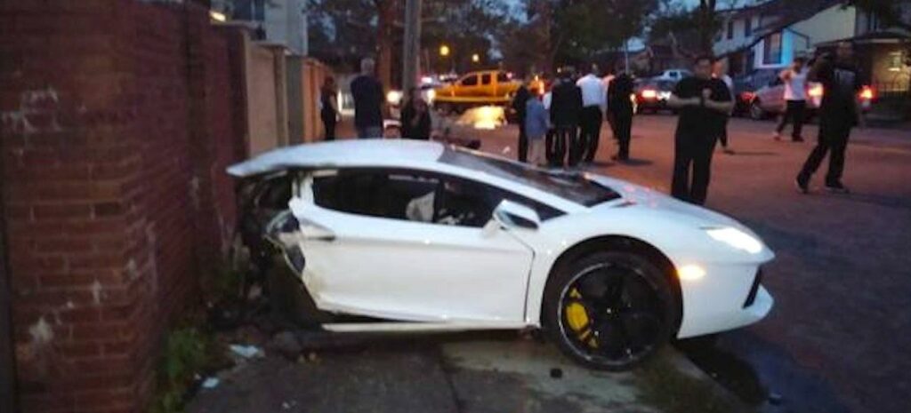 En vit sportbil står parkerad vid sidan av vägen. (AI text)