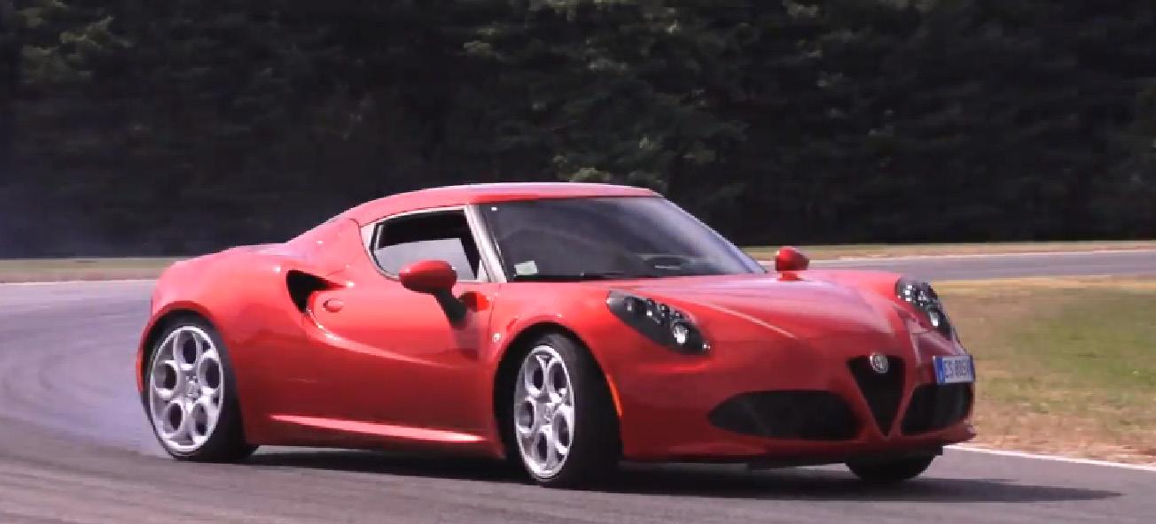 En röd Alfa Romeo sportbil kör på en bana. (AI text)