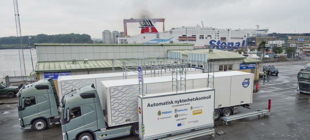 En lastbil parkerad framför ett byggnad. (AI text)