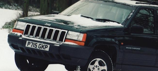 En Jeep Wrangler parkerad i snön (AI text)