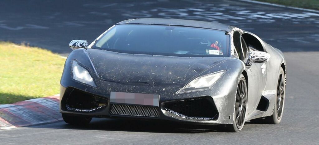 En Lamborghini GT4 spåras på racerbanan. (AI text)