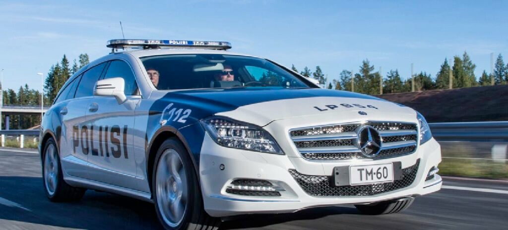 En Mercedes-Benz C-klass kör på motorvägen. (AI text)