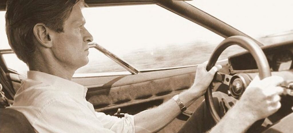 En man kör en bil. (AI text)