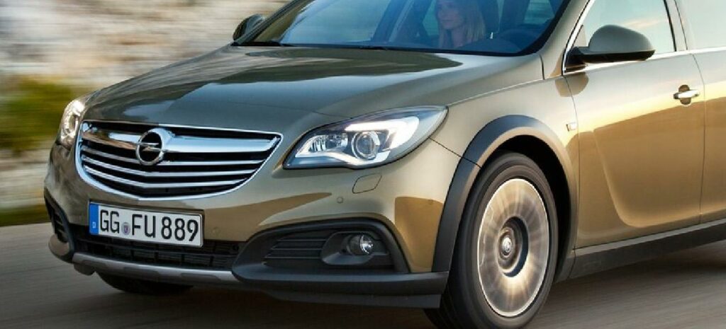 Opel Astra kör nedför vägen. (AI text)