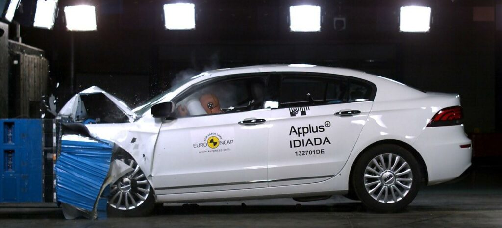 En bil förs bort mot en vägg. (AI text)