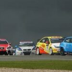 en grupp tävlingsbilar på en bana (AI text)