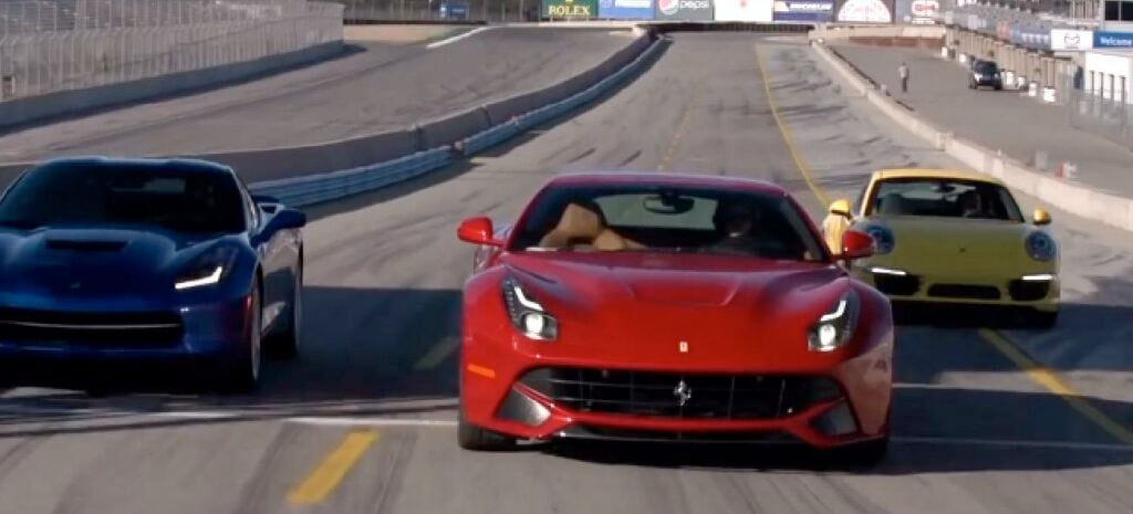 en grupp bilar på en bana (AI text)