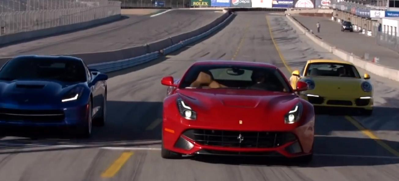 en grupp bilar på en bana (AI text)