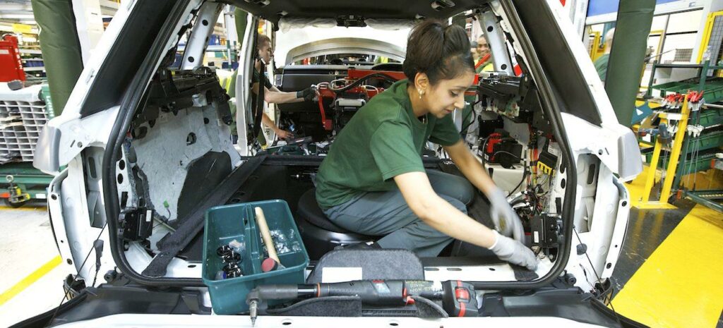 Bil tillverkas i en fabrik (AI text)