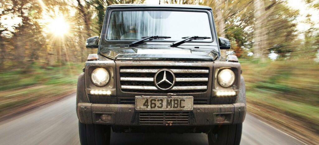 En Mercedes-Benz GLS 550 kör längs en landsväg. (AI text)