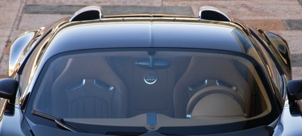 En svart sportbil med tak. (AI text)