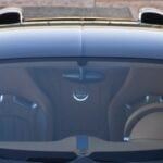 En svart sportbil med tak. (AI text)