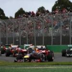 En racebil kör snabbt längs banan. (AI text)