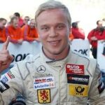 En racerförare firar efter att ha vunnit Formel 1-världsmästerskapet. (AI text)