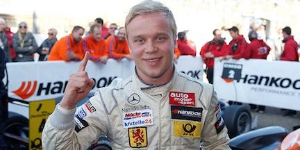 En racerförare firar efter att ha vunnit Formel 1-världsmästerskapet. (AI text)