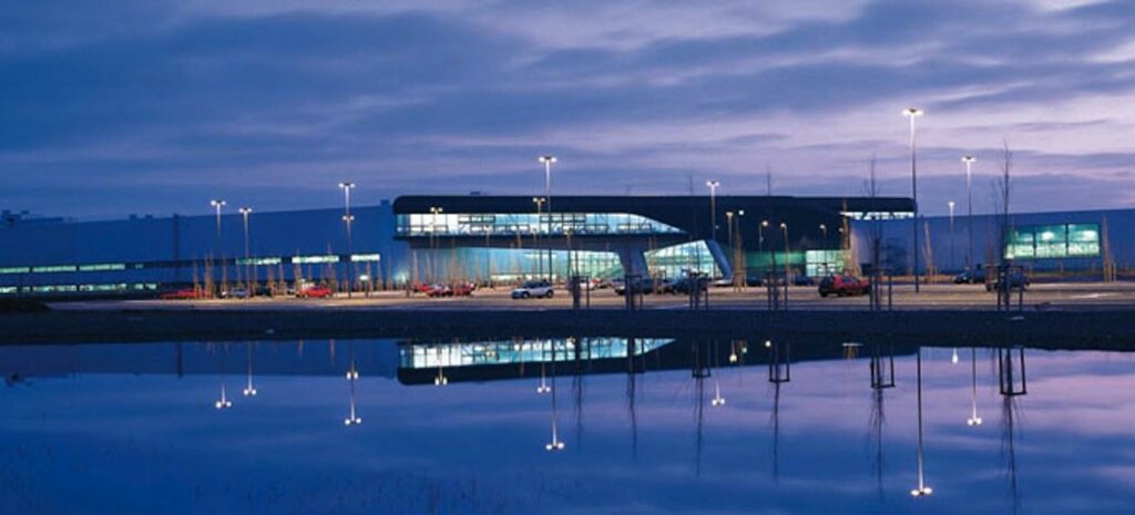 En stad vid nattid med en bil i bakgrunden. (AI text)