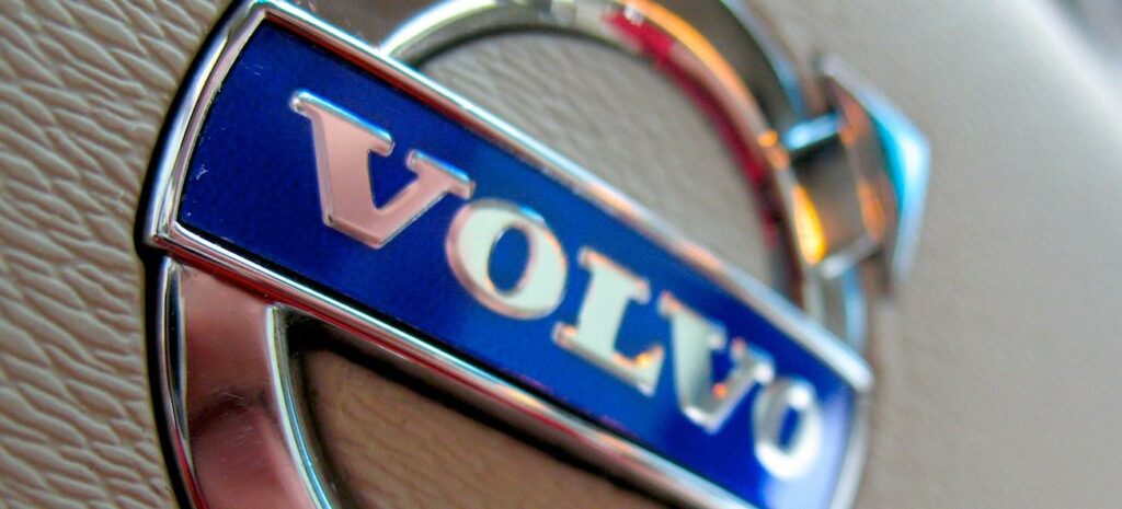 Volvo-logotypen på dashboardskivan i en bil. (AI text)