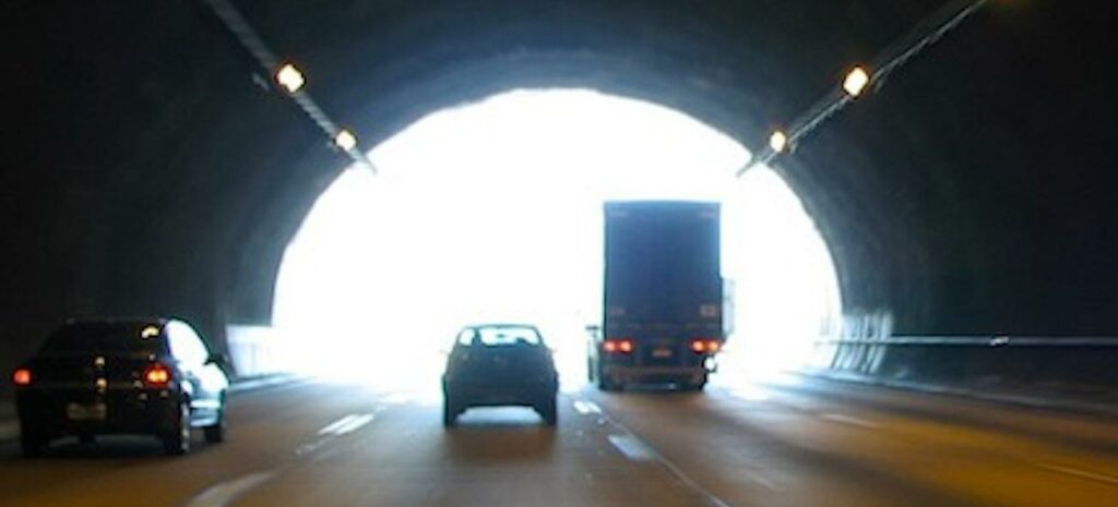 En bil kör genom ett tunnelbana. (AI text)