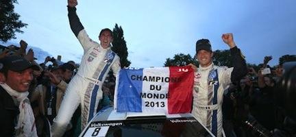 Två personer står på taket på en bil med en banner om rally-mästerskap. (AI text)