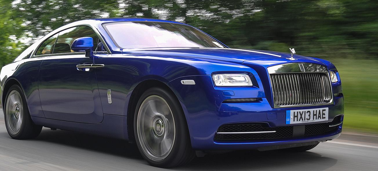 En blå Rolls-Royce kör nerför en landsväg. (AI text)